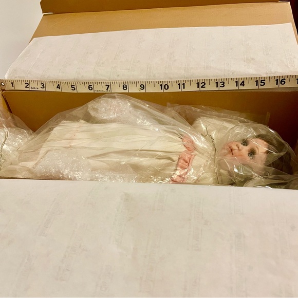 Rare NIB Ashton-Drake Galleries Porcelain Doll Michelle - Picture 7 of 8